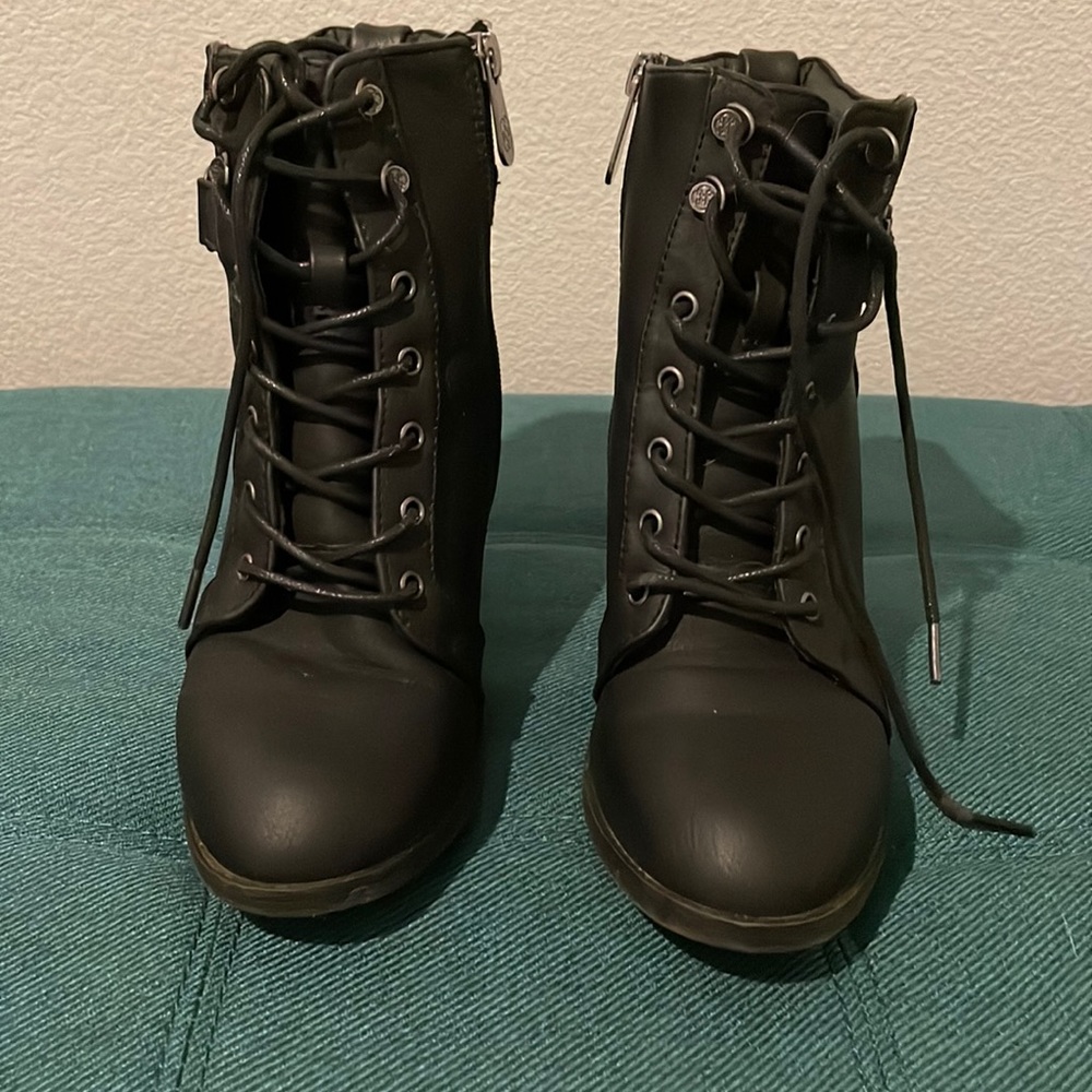 Daisy Fuentes Black Ankle Booties